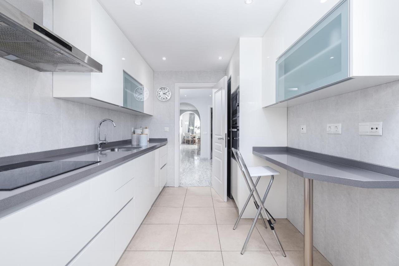 Beautiful 2 Bed Playas Del Duque + Parking Rdr294